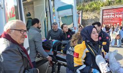 Motosiklet, otomobile çarptı: 2 yaralı