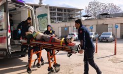 Motosiklet yolun karşısına geçen bisikletliye çarptı; 1'i çocuk, 3 yaralı