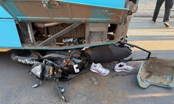 Motosikletin duraktaki otobüse çarptığı kazanın görüntüleri ortaya çıktı