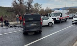 Nevşehir'de hafif ticari araç ile otomobil çarpıştı: 5 yaralı