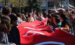 Öğrenci ve velileri ile öğretmenler 200 metrelik Türk bayrağıyla yürüdü