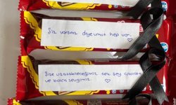 Öğrenciler, üzerine notlar yazdıkları çikolataları öğretmenlerine ikram etti