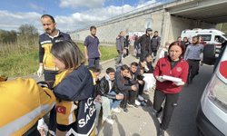 Öğrencileri taşıyan otobüs, otomobilin üzerine devrildi: 46 yaralı