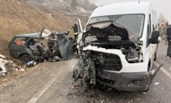 Öğretmenleri taşıyan servis minibüsü ile otomobil çarpıştı: 1 ölü, 9 yaralı