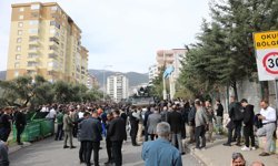 Okuldaki saldırıda silah seslerini duyan öğrenciler, sıraları siper yapmış