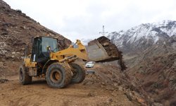 Oltu'da kar ve yağmur heyelana yol açtı