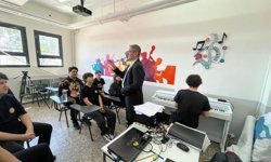 Onur öğretmen engel tanımadı, müzikle ilham oldu