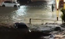 Osmaniye'de içinde 2 kişinin öldüğü otomobilin sele kapıldığı anlara ait görüntüler ortaya çıktı