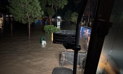Osmaniye'de sağanak nedeniyle Savrun Çayı ve Bülbül Deresi taştı; sele kapılan otomobilde 2 kişi mahsur kaldı: (2)