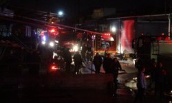 Oto elektrikçi dükkanında yangın: 1'i itfaiye personeli 2 yaralı