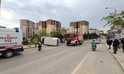 Otomobil ile çarpışan minibüsün devrildiği kaza kamerada: 1 yaralı