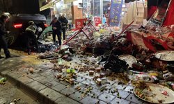 Otomobil iş yerlerine çarpıp, devrildi