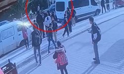 Otomobil, kaldırımdaki 2 çocuğa çarptı; kaza kamerada