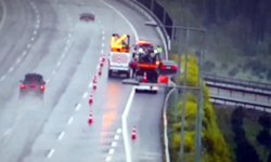 Otomobil otoyolda Karayolları ekibine çarptı, o anlar kamerada