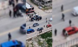 Otomobil park halindeki araçlara çarptı; kaza anı kamerada