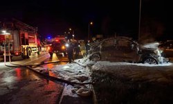 Otomobil, refüjdeki direğe çarptı: 4 yaralı