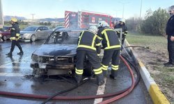 Otomobili alev alan sürücü gözyaşlarını tutamadı