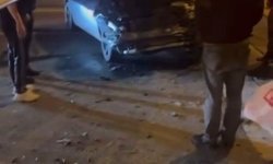 Otomobilin yük trenine çarptığı kaza kamerada