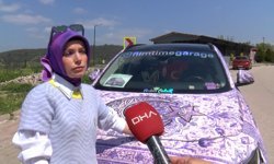 Otomobilini Türk motiflerinin yer aldığı mor renkli halıyla kapladı