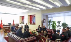 Özgür Özel, CHP Genel Merkezi'nde görevli polislerin gününü kutladı