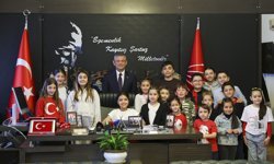 Özgür Özel, koltuğunu 5'inci sınıf öğrencisi Elisa'ya devretti