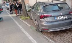Park halindeki araca çapıp takla atan otomobilin sürücüsü yaralandı