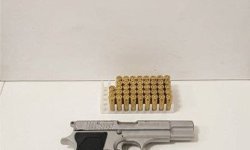 Pendik'te balkonda silah şarjörüne mermi dolduran şüpheli yakalandı