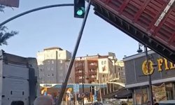 Pendik'te caddede yük boşaltan hafriyat kamyonunun dorsesi trafik ışıklarına çarptı