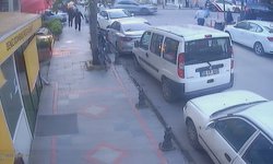 Pendik'te manevra yapan motosikletli park halindeki araca çarptı; kaza kamerada