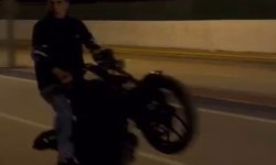 Polis yeleği giyip, plakasız motosiklet ile drift atan sürücüye 365 bin lira ceza