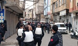 Polisleri görünce 5 kişiyi rehin alan cezaevi firarisi, ikna edilip gözaltına alındı