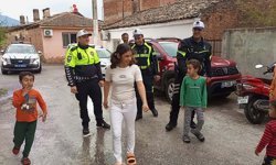 Polisten engelli Atike'ye sürpriz doğum günü