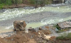 Rize'de yamaçtan kopan kaya, dereye yuvarlandı; o anlar kamerada