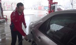 Rüzgârda dolanan bayrağı düzeltmek için 15 metrelik direğe tırmandı; o anlar görüntülendi