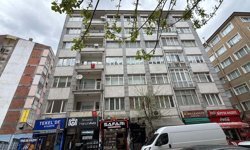 Rüzgarda patlayan camın parçaları başına düştü; o anlar kamerada