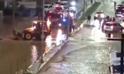 Sağanakta göle dönen sokakta yüzdü