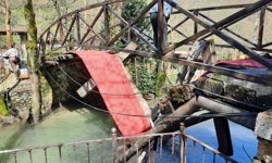 Sakarya'da asma köprü çöktü: 2 yaralı