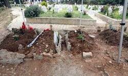 Saldırıda hayatlarını kaybeden öğrencilerin mezarlarını ziyaret edip gözyaşı döktüler