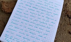 Saldırıda ölen çocukların mezarlarına duygusal notlar bırakıldı