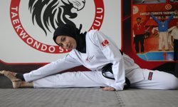 Salondaki çocukları izleyip tekvandoya başlayan işitme engelli Fatma'nın hedefi Avrupa şampiyonluğu