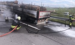 Samsun'da seyir halindeki tomruk yüklü kamyon alev alev yandı