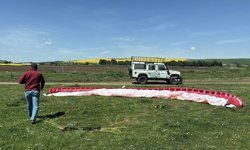 Sarı renge bürünen kanola tarlası üzerinde paramotorla uçtu