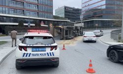 Sarıyer'de devrilen hafriyat kamyonunun şoförü yaralandı