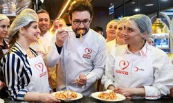 Şef Danilo Zanna depremzede kadınlarla aynı mutfakta buluştu