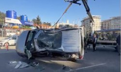 Seyrantepe'de trafik levhasına çapıp takla atan araç kamerada