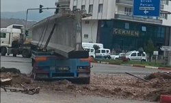 Siirt'te 50 metrelik köprü kirişi, kavşakta takılı kaldı; yol 8 saat kapandı