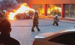 Şişli'de 34 katlı plazanın otoparkındaki elektrikli cip alev alev yandı