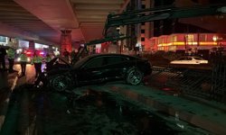 Şişli'de lüks otomobil demir korkuluklara çarptı: 3 yaralı
