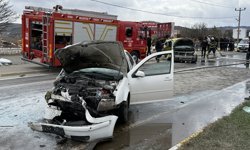 Sivasspor tesisleri önünde otomobil, taksiye çarptı: 4'ü futbolcu 6 yaralı