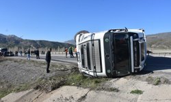 Sivas'ta TIR'ın devrildiği kaza nedeniyle ulaşım aksadı